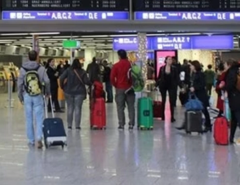 Almanya'da Yoğun Kar Yağışı Frankfurt Havalimanı'nda Uçuş İptallerine Yol Açtı