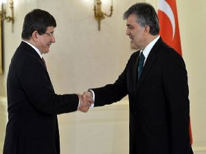 Cumhurbaşkanı Abdullah Gül, AK Parti Genel Başkan adayı gösterilen Dışişleri Bakanı Ahmet Davutoğlu'nu kutladı.